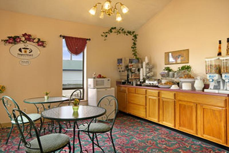 Super 8 By Wyndham Clarksville Ar Restaurant bilde